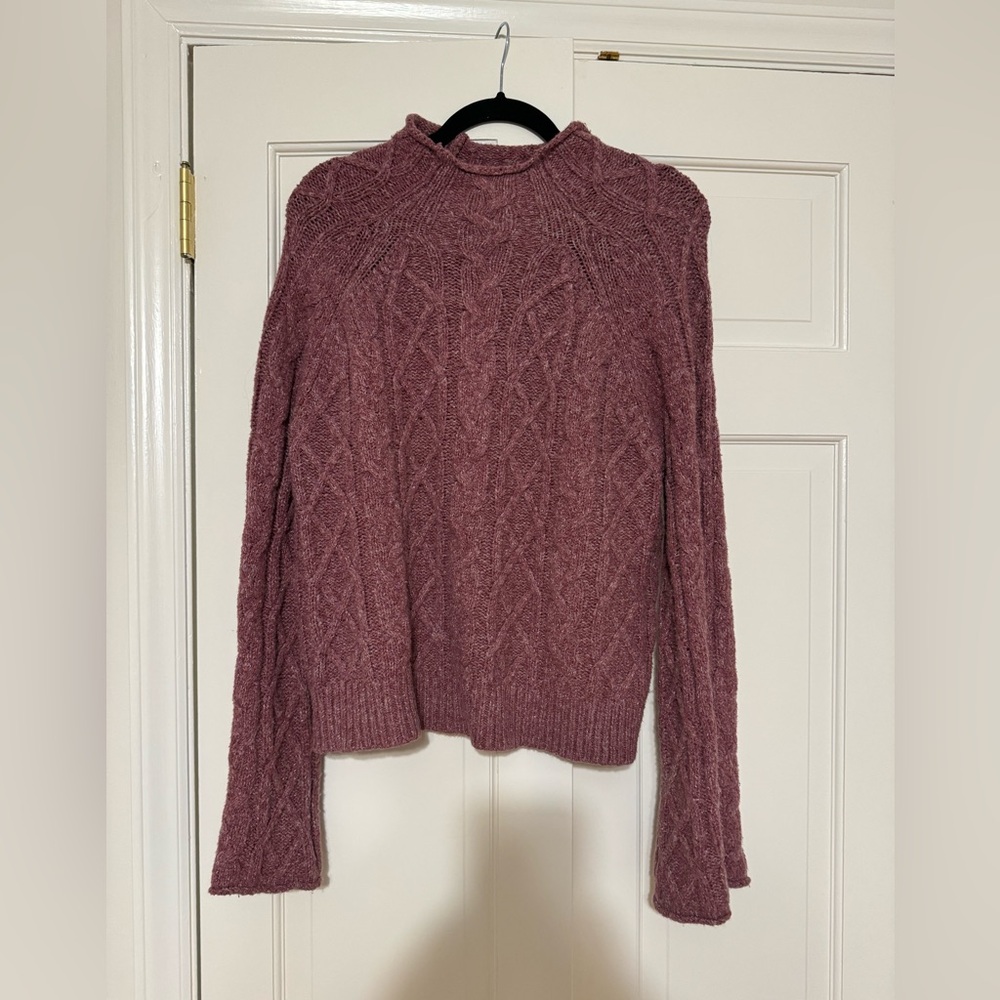 Universal thread sweater, size M